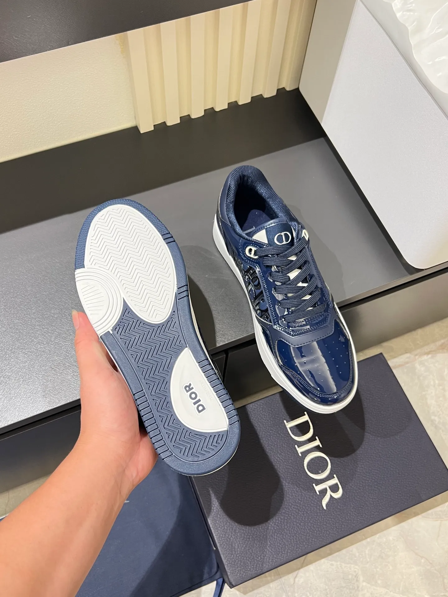 Men's shoes 💰p400 "Dio*" mid-top B27 casual sneakers. This B27 high-top sneaker is a new product in the series and continues Di*r's classic style. Crafted from gray and white smooth calf leather with beige and black Oblique print panels on the sides. The "CD Icon" shaped shoelace eyelets are clever and delicate, and the two-color rubber sole, rear collar and heel are all equipped with the brand's iconic details to enhance the style. Oblique printed straps at the ankle allow for an adjustable fit to complement the overall design. Fashionable and versatile, it can complement any look. Create an exquisite design with unique dynamic vitality and modern atmosphere, presented in low-top and high-top styles. This new must-have shoe adds a new dimension to Dior's archive heritage, embodying modern elegance. Purchase the original version and make it 1:1. If you need top quality, please come to me! Male 38-44!